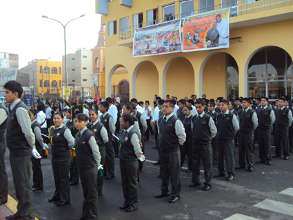 Participación del Batallón del IESTP Huando en Izamiento